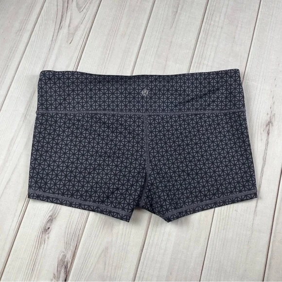 Lululemon Boogie Micro Shorts Women’s 10 Diamond Geometric Print Baddie Low Rise - Picture 4 of 12